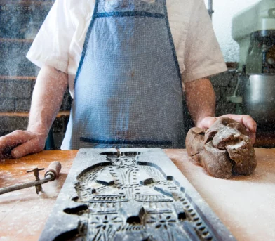 Bakker met koekvorm bij Bakkerijmuseum Medemblik