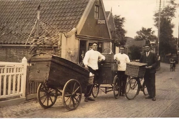 Historische foto van Cees de Boer voor de bakkerij.