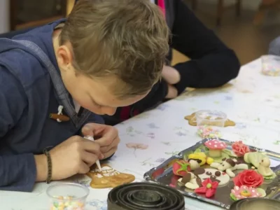 Jongetje is koek aan het. versieren
