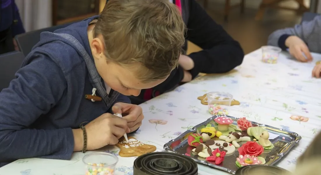 Jongetje is koek aan het. versieren