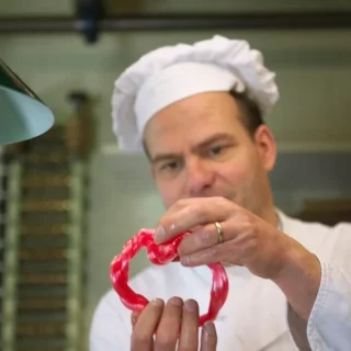 Bakker Jacco Spil is aan het suikertrekken