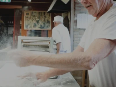 Bakker die deeg aan het kneden is bij Bakkerijmuseum Medemblik