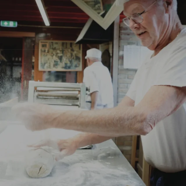 Bakker die deeg aan het kneden is bij Bakkerijmuseum Medemblik