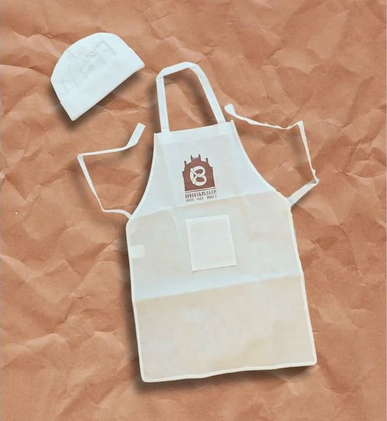 Bakkersschort en -muts voor kinderen van Bakkerijmuseum Medemblik