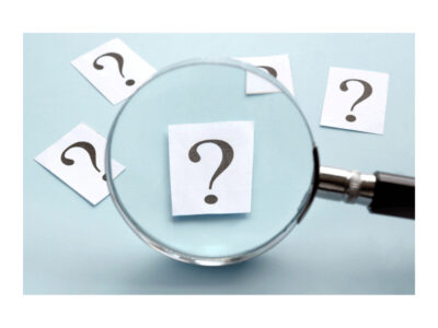 Een loep met vraagtekens